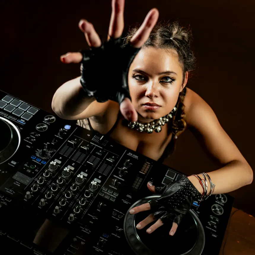 DJ Mary Cat — Hands Up Decks